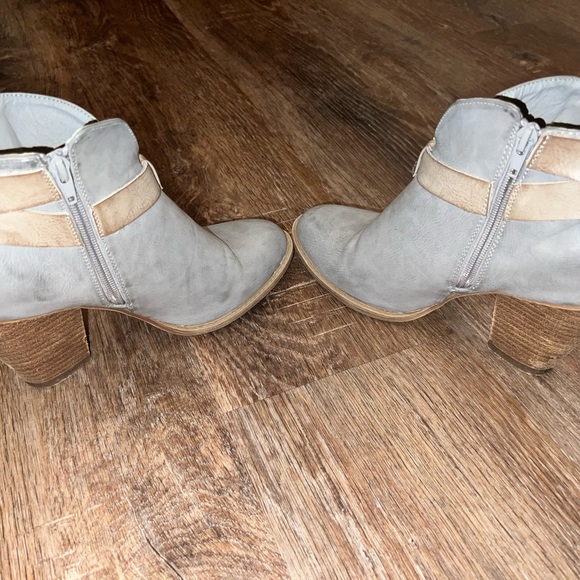 Xoxo bootie, perfect condition, worn less than 3 times. - Picture 3 of 4